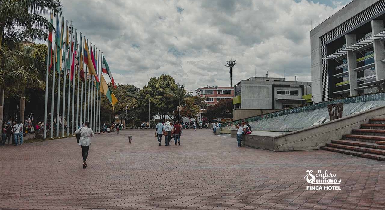 Un Plaza con una banderas y unas personas caminando en Armenia